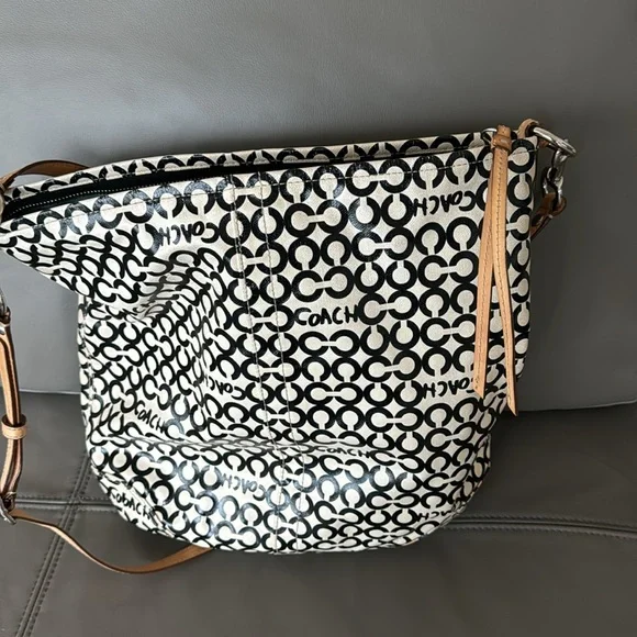 Coach crossbody or shoulder bag! Perfect size 13.5 “ tall x 14” wide. Vintage - Picture 4 of 6